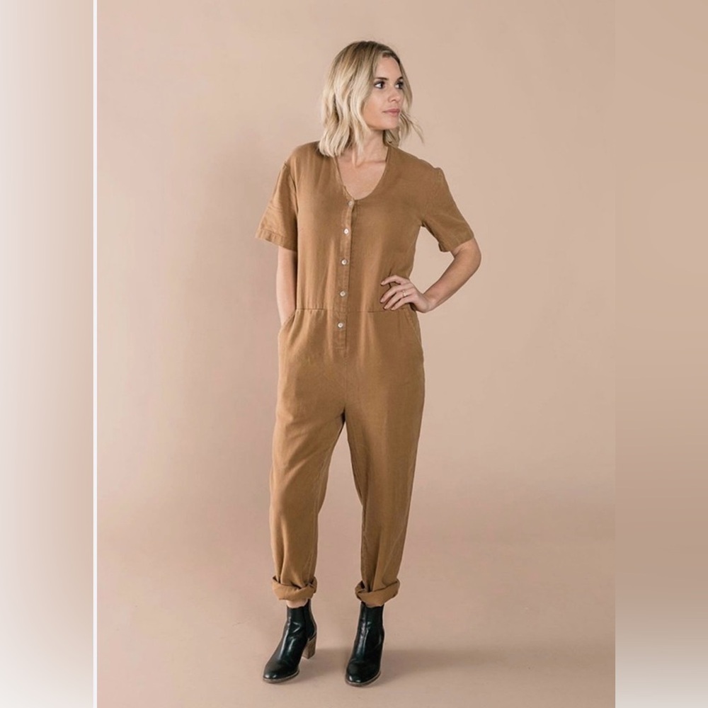 Rylee + Cru Button-Front Jumpsuit  linen mono in Camel Brown organic